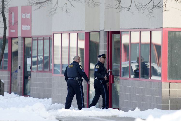 Petugas penegak hukum memasuki bangunan sekolah Starts Right Here, yang merupakan lokasi penembakan di Des Moines, negara bagian Iowa, Amerika Serikat, Senin (23/1/2023). Insiden ini menewaskan dua murid dan melukai satu pegawai hingga parah.