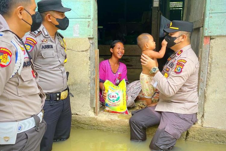 Kapolsek Kepenuhan Iptu Anra Nosa menemui warga terdampak banjir dan memberikan bantuan sembako kepada korban, di Desa Rantau Binuang Sakti, Kecamatan Kepenuhan, Kabupaten Rokan Hulu, Riau, Rabu (16/11/2022).