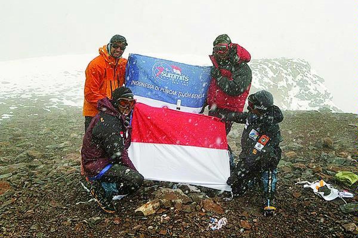 Tiga pendaki tim Ekspedisi Tujuh Puncak Dunia, Ardeshir Yaftebbi (kiri bawah), Fajri Al Luthfi, dan Martin Rimbawan, mengibarkan Merah-Putih di puncak Aconcagua (6.962 meter di atas permukaan laut), Argentina, Senin (27/12) sekitar pukul 15.15 waktu setempat atau Selasa dini hari WIB. Mereka tiba di puncak ditemani pemandu dari Aymara, Andres Girotti, setelah menempuh hampir sepuluh jam perjalanan melewati medan terjal bersalju. Aconcagua merupakan puncak keempat yang berhasil dicapai tim dari tujuh puncak tertinggi di dunia.