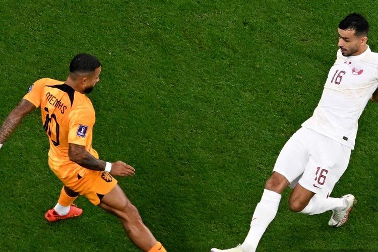 Aksi perebutan bola antara Memphis Depay dengan Boualem Khoukhi dalam laga Grup A Piala Dunia 2022 antara Belanda vs Qatar di Stadion Al Bayt, Al Khor, Qatar, 29 November 2022.