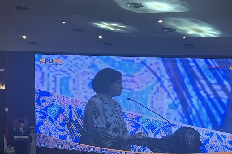 Menteri Keuangan Sri Mulyani saat memberikan sambutan penyerahan aset BMN di Auditorium Kementerian PUPR, Rabu (7/11/2022).