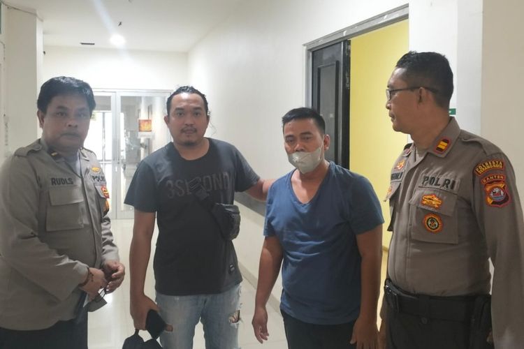Polisi saat mengamankan seorang pria berinisal SH (nomor dua dari kanan). SH berprofesi sebagai mantri diamankan diduga telah membunuh Kades Curuggoong, Serang, Banten, Salamunasir dengan cara menyuntikan cairan ke tubuh korbannya.