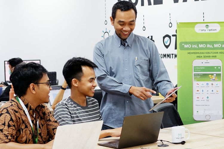 CEO ManyOption Arif Susilo bersama timnya. ManyOption adalah aplikasi smart living berkonsep platform B2B2C yang ditujukan kepada penghuni apartemen dan landed housing complex dengan segala kemudahan transaksi dalam satu aplikasi smartphone dengan berbagai macam fitur.