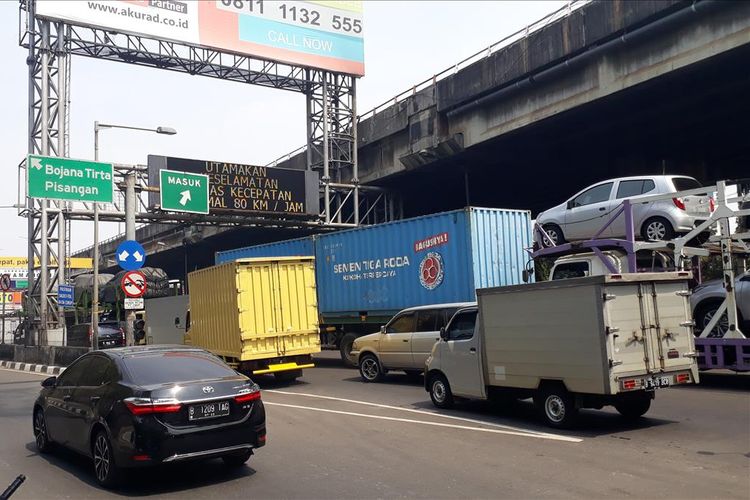 Olah TKP Kecelakaan Truk Pertamina Selesai, GT Rawamangun dan Jalan Tol Wiyoto Wiyono Kembali dibuka, Rabu (24/7/2019).