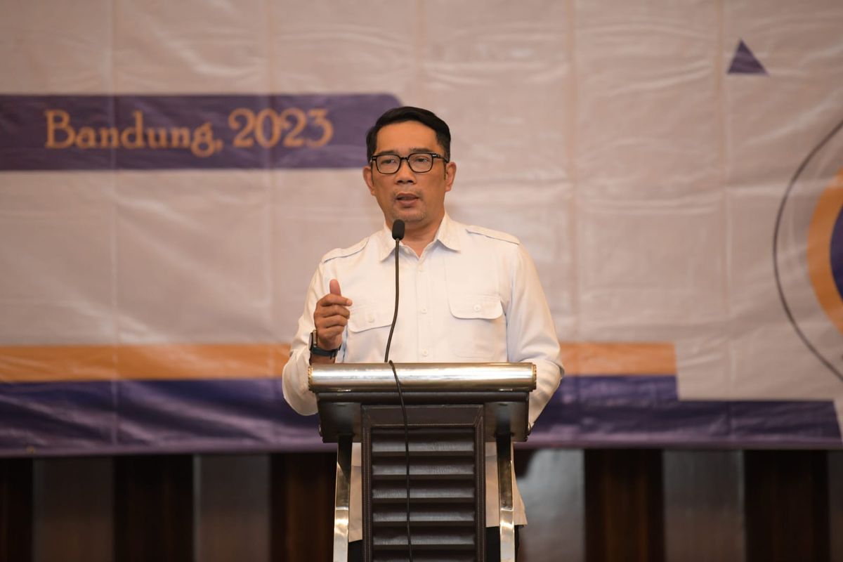 Gubernur Jawa Barat (Jabar) Ridwan Kamil saat menutup Pengertian Focus Group Discussion (FGD) Keberlanjutan dan Monev Program Citarum Harum bersama 23 Dansektor Citarum di Hotel El Royale, Kota Bandung, Senin (5/6/2023).
