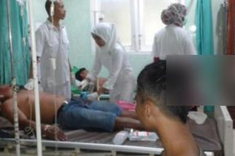 Korban bentrok warga Desa Iha dan Luhu, Kecamatan Huamual, Kabupaten Seram Bagian Barat (SBB), Maluku, dievakuasi ke Rumah Sakit Alfatah Ambon, Senin (4/8/2014). Kebanyakan korban menderita luka panah dan tembakan senjata api.