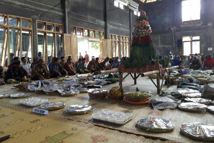 Warga Melaksanakan Tradisi Ruwahan di Gedung Pertemuan Sorowajan 