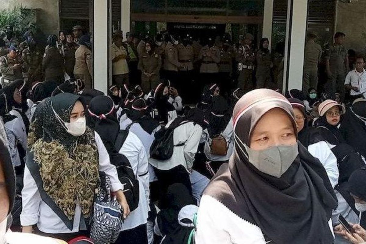 Ribuan calon Aparatur Sipil Negara dan PPPK di Kabupaten Subang, Jawa Barat melakukan aksi unjuk rasa di kantor DPRD Kabupaten Subang, Jumat (14/3/20225). 