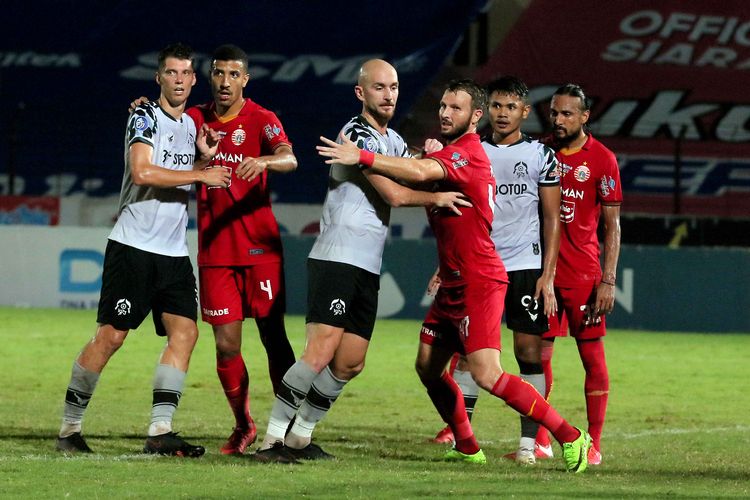 Aksi pemain Persija Jakarta Yan Motta dan Marco Motta menjaga dua pemain asin Persikabo 1973 pada pertandingan pekan ke-15 Liga 1 2021-2022 yang berakhir dengan skor 1-0 di Stadion Sultan Agung Bantul, Jumat (3/12/2021) malam.