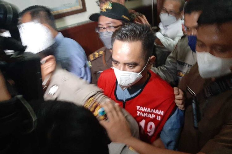 MSA keluar dari ruang sidang di Pengadilan Negeri Surabaya, Senin (15/8/2022) sore.
