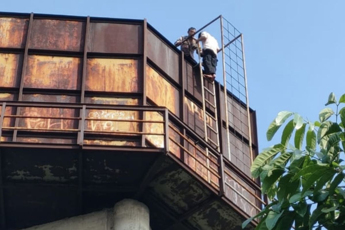Seorang pria berinisial FH (23) nekat memanjat tower PDAM setinggi 25 meter di Kelurahan Sukadamai, Kecamatan Tanah Sareal, Kota Bogor, pada Senin (1/4/2025).