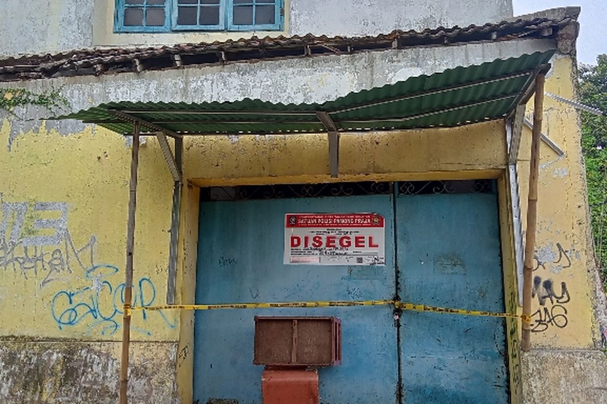 Rumah kosan di Jalan Alam Segar, Pamulang Barat, Tangerang Selatan disegel oleh Satpol PP Tangsel pada Selasa (11/10/2022) lantaran diduga sebagai tempat praktik prostitusi. Pantauan Kompas.com Rabu (12/10/2022) kosan tersebut masih dipasangi garis kuning bertuliskan Penyidik Pegawai Negeri Sipil (PPNS). 