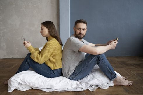 Kebiasaan Sebelum Tidur yang Bisa Merusak Hubungan dengan Pasangan
