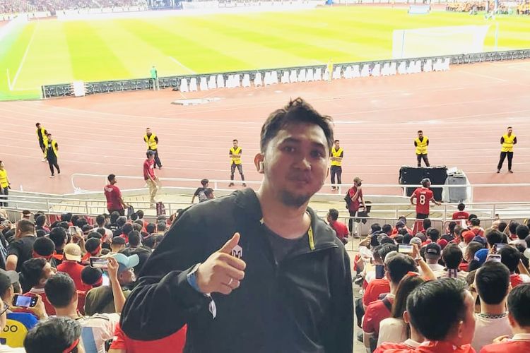 Reza salah satu suporter Timnas Indonesia yang menyaksikan pertandingan FIFA Matchday antara Indonesia vs Argentina di Stadion Utama Gelora Bung Karno (SUGBT) Jakarta, Senin (19/6/2023) malam.
