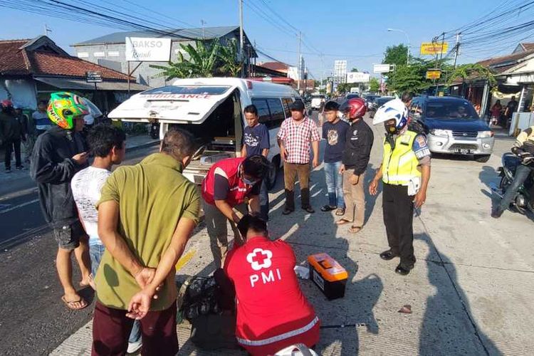 Pengendara motor tewas akibat menabrak bus berhenti di traffic light yang menyala merah di Jalan Khudori, Pedukuhan Dipan, Kalurahan Wates, Kabupaten Kulon Progo, Daerah Istimewa Yogyakarta