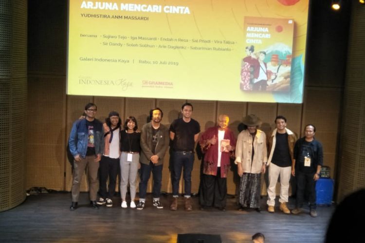 Peluncuran buku remake Arjuna Mencari Cinta di Grand Indonesia, Jakarta Pusat, Rabu (10/7/2019). Terlihat di dalamnya Yudhistira ANM Massardi, Iga Massardi, Sujiwo Tejo, Soleh Solihun, Sal Priadi, Endah & Rhesa, Arie Dagienkz, dan Sir Dandy.