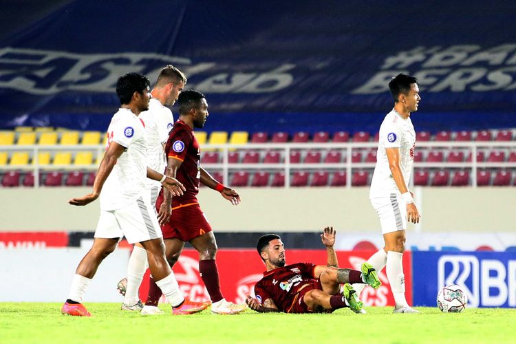 Pemain asing Borneo Jonathan Bustos terjatuh seusai duel dengan pemain PSM Makassar pada pekan ke-8 Liga 1 2021-2022 di Stadion Manahan Solo, Jumat (22/10/2021) malam.