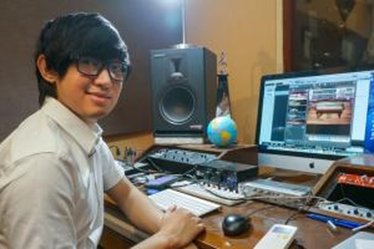 Eka Gustiwana di studio musik yang menjadi ruang kerjanya