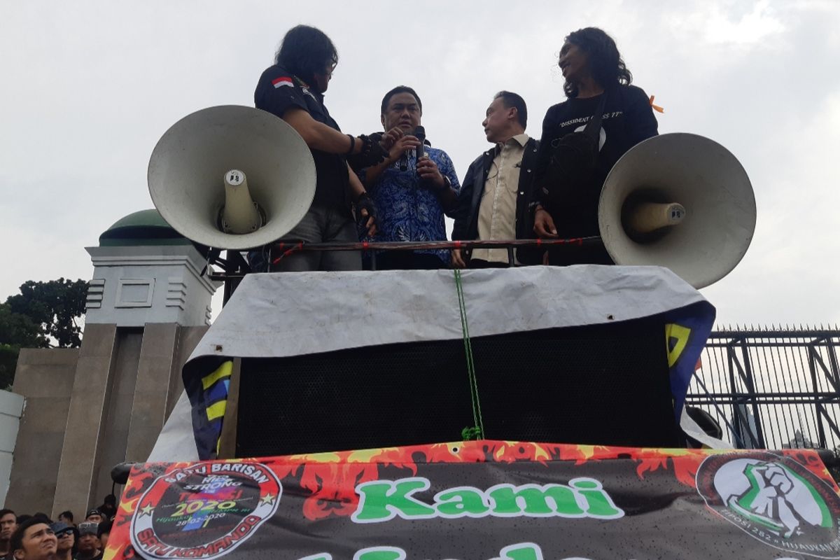 Wakil Ketua DPR RI Rahmat Gobel dan Anggota DPR RI Sufmi Dasco di atas mobil komando aksi massa driver ojek online di depan gedung DPR/MPR, Jumat (28/2/2020) 