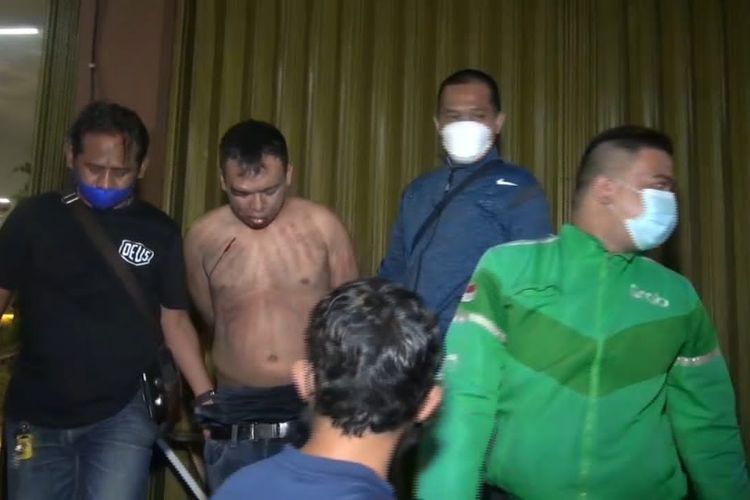 Seseorang dihakimi masa setelah diduga menjadi dalang pencurian sepeda motor (curanmor). Pelaku berinisial D, diamankan di kawasan Tanjung Duren, Grogol Petamburan, Jakarta Barat pada Rabu (20/10/2021) malam.