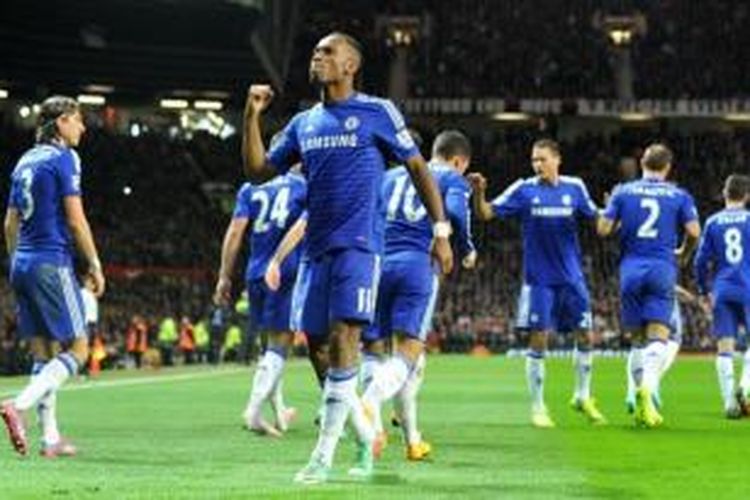 Striker Chelsea, Didier Drogba (depan), merayakan gol ke gawang Manchester United pada laga Premier League, di Stadion Old Trafford, Manchester, Minggu (26/10/2014).