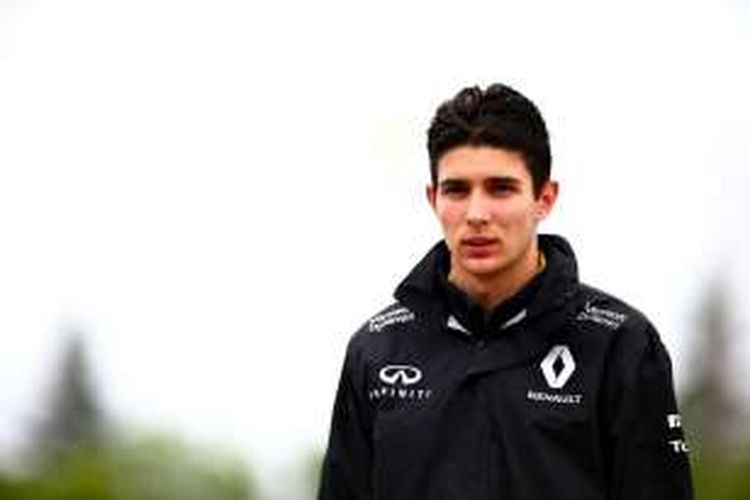 Pebalap pengganti Renault asal Perancis, Esteban Ocon, tiba di Sirkuit Gilles Villeneuve jelang sesi latihan ketiga GP Kanada, Sabtu (11/6/2016).