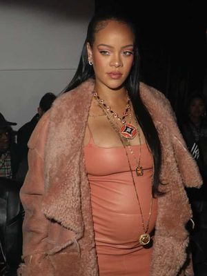 Rihanna tiba di peragaan Off-White untuk menghormati mendinag