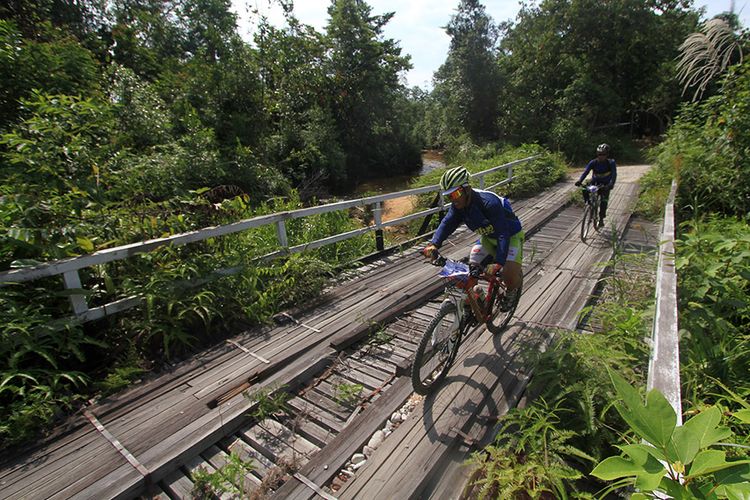 Peserta Bersepeda di Jantung Borneo saat melewati jalur sepanjang 65 kilometer dari Badau menuju Bukit Kedungkang, Kalimantan Barat, Sabtu (28/10/2017).