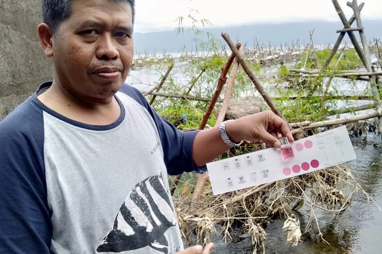 Peneliti taksonomi dan biodiversitas ikan air tawar Indonesia, Tedjo Sukmono saat mengampil sampel oksigen di Danau Kerinci