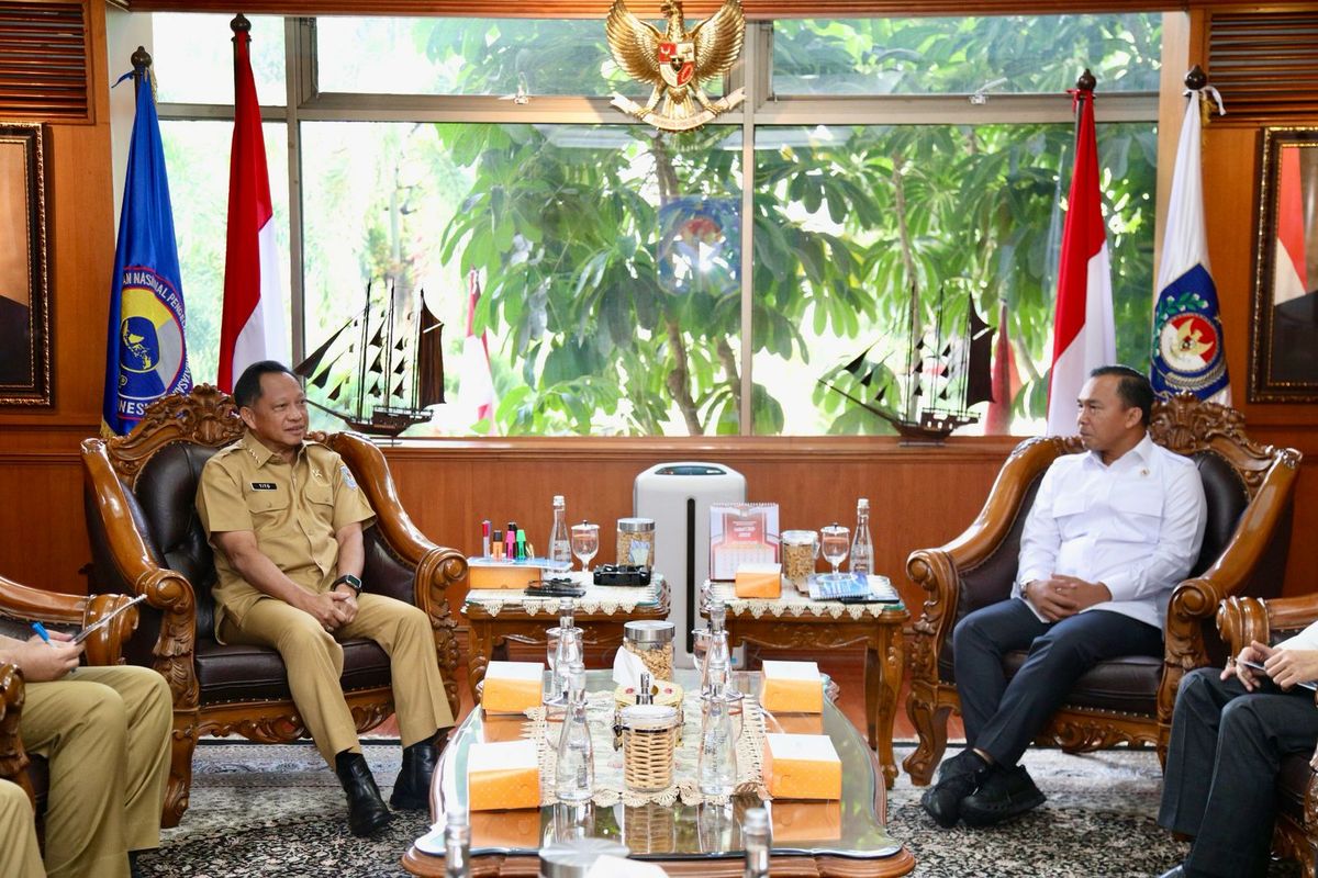 Menteri Dalam Negeri (Mendagri) Muhammad Tito Karnavian menerima kunjungan kerja Menteri Kependudukan dan Pembangunan Keluarga (Mendukbangga)/Kepala BKKBN Wihaji. Pertemuan ini berlangsung di Kantor Pusat Kementerian Dalam Negeri (Kemendagri), Jakarta, Senin (4/8/2025).