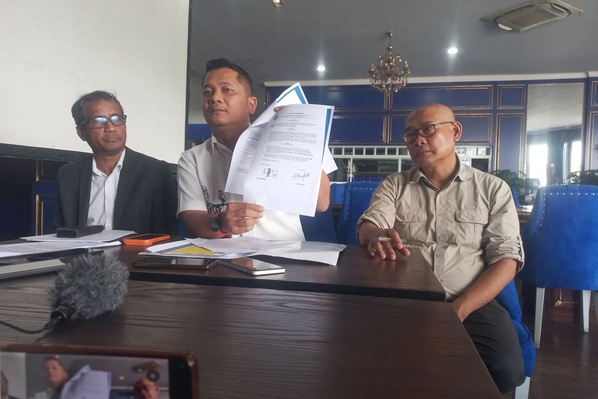 Tim Kuasa Hukum Wakil Gubernur Jabar Erwan Setiawan saat jumpa pers di cafe di Jatinangor, Sumedang, Jabar, Rabu (11/2/2026) siang. KOMPAS.com/AAM AMINULLAH