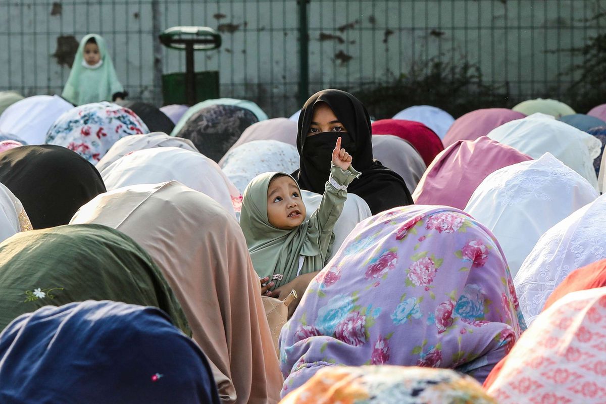 Umat Muslim melaksanakan shalat Idul Fitri di Masjid Agung Al-Azhar, Kebayoran Baru, Jakarta Selatan, Kamis (13/5/2021). Pelaksanaan shalat Idul Fitri 1442 hijriah dilakukan dengan protokol kesehatan pencegahan COVID-19 dengan menampung 7.000 jemaah atau 50 persen dari total kapasitas di area lapangan.