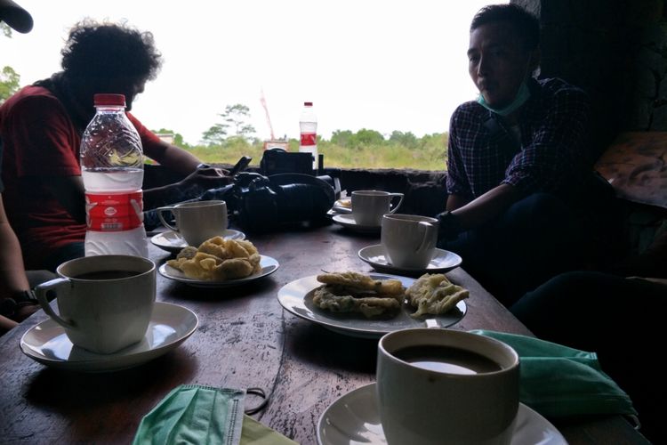 Pengunjung Kedai Kopi Merapi yang terletak di Kepuharjo, Cangkringan, Petung, Kepuharjo, Cangkringan, Kabupaten Sleman, Daerah Istimewa Yogyakarta.