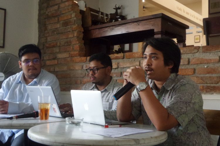 Peneliti MaPPI FHUI Adery Ardhan dalam sebuah diskusi terkait pembentukan Densus Tipikor Polri, di kawasan Cikini, Jakarta Pusat, Minggu (15/10/2017).