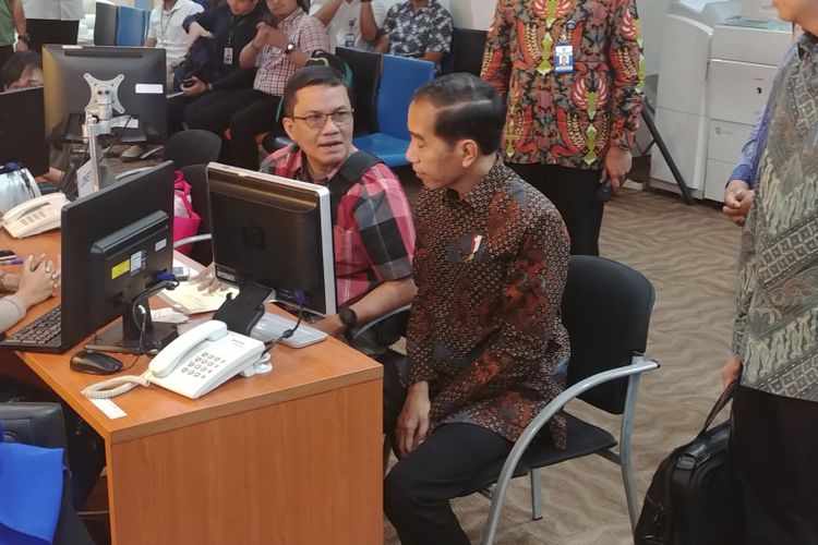 Presiden Joko Widodo, Senin (14/1/2018) pagi, meninjau layanan konsultasi Online Single submission (OSS) di  Pelayanan Terpadu Satu Pintu (PTSP) Badan Koordinasi Penanaman Modal (BKPM). 