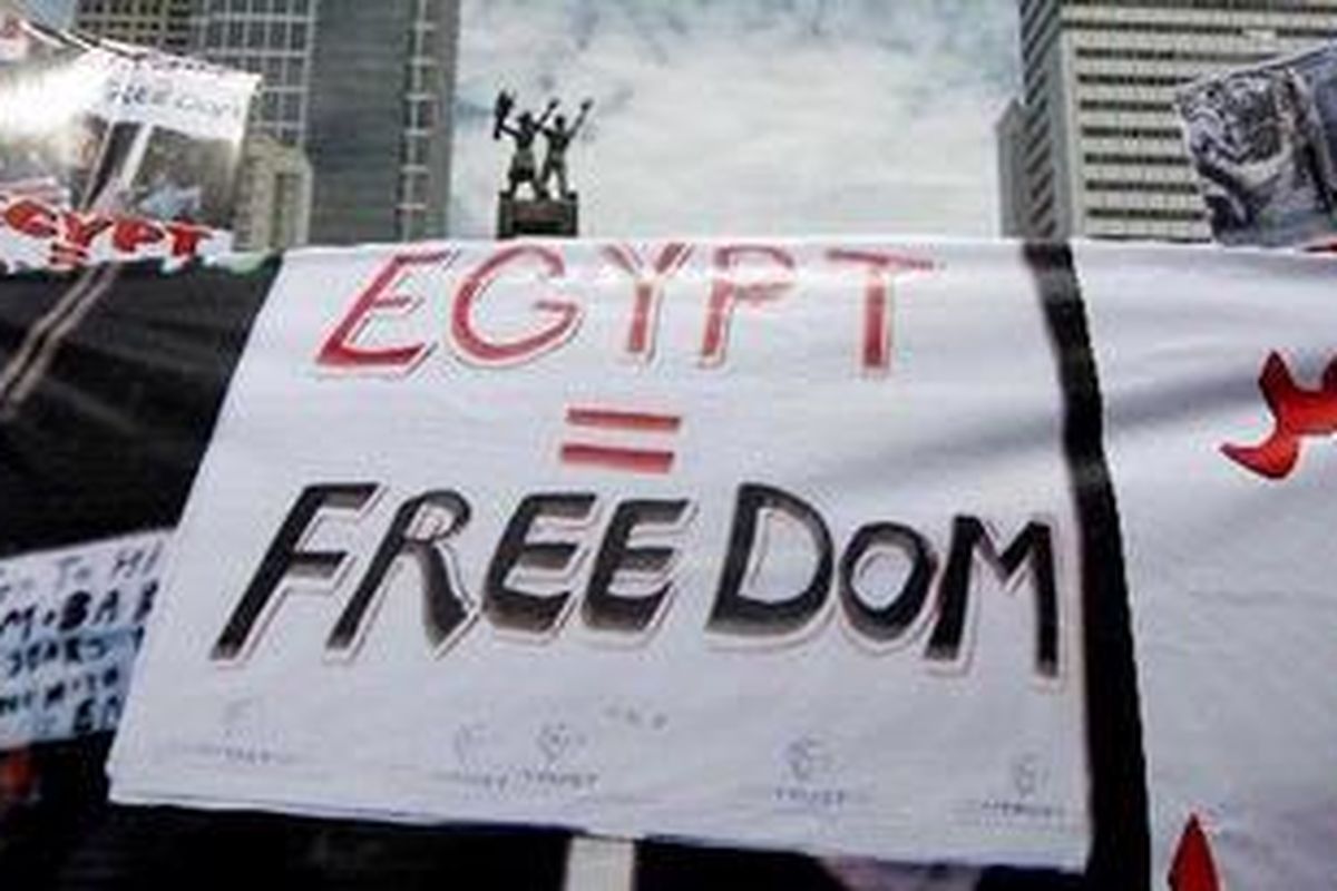 Masyarakat Dunia Untuk Demokrasi dan Hak Asasi Manusia (Wisdoms) menggelar aksi di Kawasan Bundaran Hotel Indonesia, Jakarta, Senin (31/1/2011). Mereka mengutuk tindakan represif aparat keamanan saat mengamankan demontrasi rakyat Mesir yang menuntut Presiden Hosni Mubarak lengser.