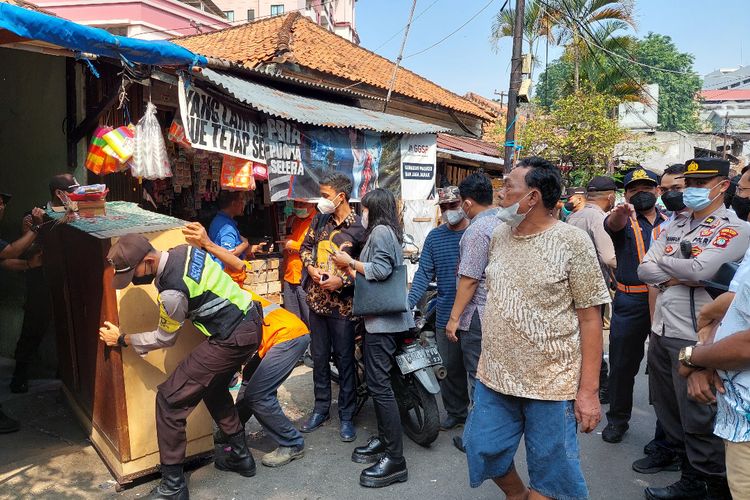 Penertiban lahan dilakukan oleh PT KAI Daop 1 Jakarta, warga dinilai menempati lahan ilegal milik PT KAI karena tidak mau membayar kontrak sewa yang telah ditetapkan oleh KAI.