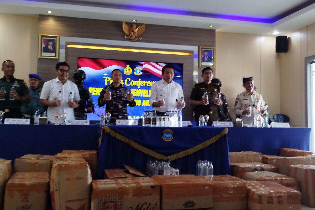 Lanal Banyuwangi saat merilis barang bukti penggagalan upaya penyelundupan arak Bali di Pelabuhan Ketapang. 