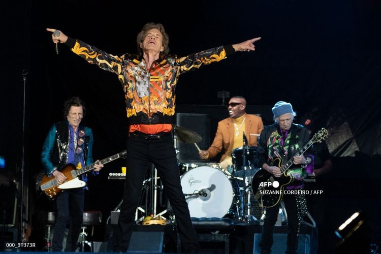 Band Rolling Stones, (dari kiri) gitaris Ron Wood, vokalis Mick Jagger, gitaris Keith Richards, dan  drummer Steve Jordan menggelar konser dalam tur No Filter di Circuit of The Americas Super Stage di Austin, Texas, pada 20 November 2021. 