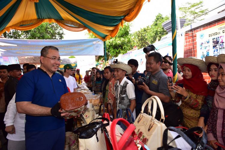 Menteri Desa, Pembangunan Daerah Tertinggal dan Transmigrasi, Eko Putro Sandjojo saat melakukan peninjauan dan sosialisasi dana desa di Kabupaten Pandeglang.