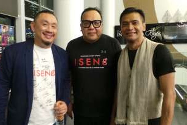 Donny Damara (kanan) bersama sutradara film Iseng, Adrian Tang (kiri), di CGV Blitz Grand Indonesia, Jakarta Pusat, Selasa (8/3/2016) malam.