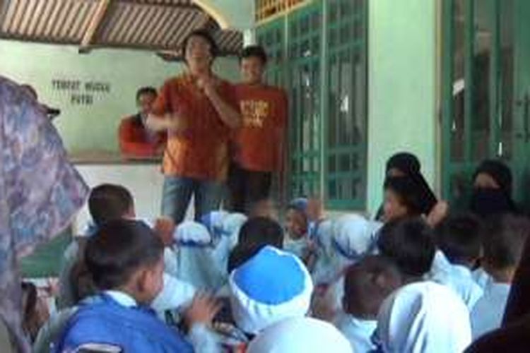 Suasan Kak Seto saat mengunjungi siswa TK di Klaten, Senin (18/4/2016).