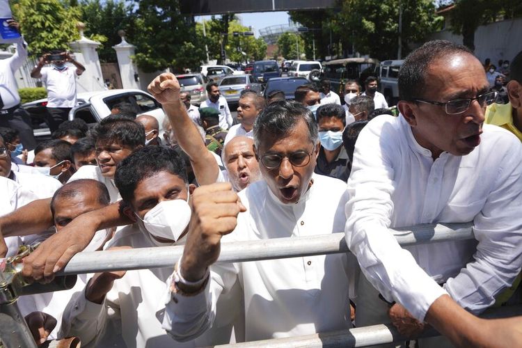 Pemimpin oposisi Sri Lanka Sajith Premadasa, kiri, bersama dengan anggota parlemen oposisi lainnya meneriakkan slogan-slogan anti pemerintah selama protes di Kolombo, Sri Lanka, Minggu, 3 April 2022.