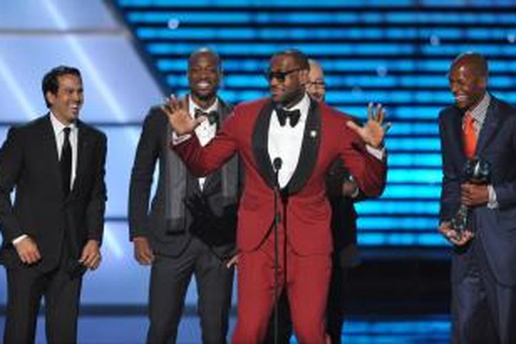 Pebasket Miami Heat, LeBron James (baju merah) berdiri di depan rekan satu tim dan pelatihnya, di panggung ESPY Award 2013 di Nokia Theatre, Rabu (17/7/2013). James meraih tiga pernghargaan.