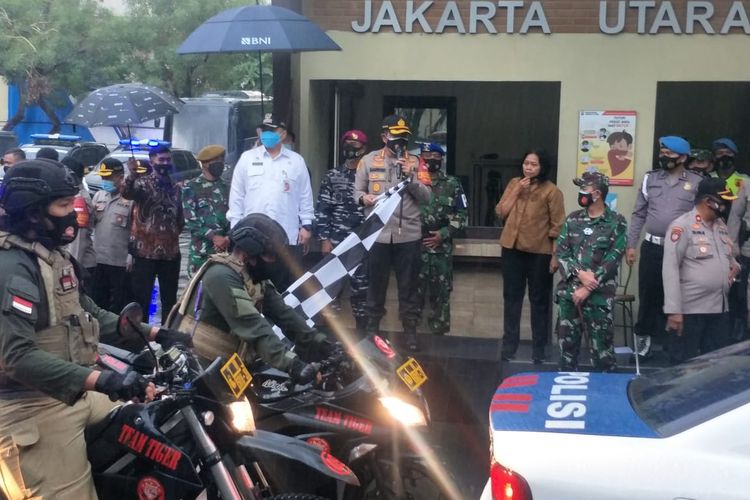 Kapolres Metro Jakarta Utara, Sudjarwoko dan Wali Kota Jakarta Utara, Sigit Wijatmoko saat meluncurkan Tim Pemburu Covid-19, di Polres Metro Jakarya Utara, Jumat (4/12/2020).