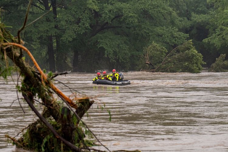 Tim SAR menggunakan perahu karet mencari korban hilang dalam banjir Texas di Sungai Guadalupe, Amerika Serikat, Jumat (4/7/2025). Update Korban Banjir di Texas: 51 Orang Meninggal Dunia, 15 di Antaranya Anak-anak