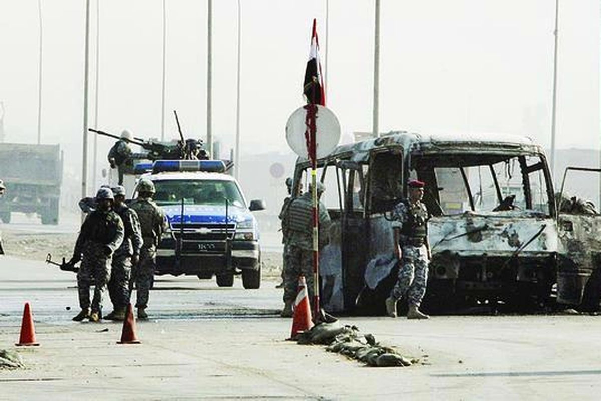Petugas keamanan Irak memeriksa puing-puing bus yang hancur akibat bom di Baghdad, Irak, Senin (24/11). Tiga bom melanda Baghdad kemarin, menewaskan sedikitnya 19 orang. Korban terbesar saat bom meledak dalam bus yang membawa pegawai pemerintah dan ketika seorang perempuan pelaku bom bunuh diri meledakkan bom dalam antrean masuk ke zona hijau yang dijaga pasukan AS.  