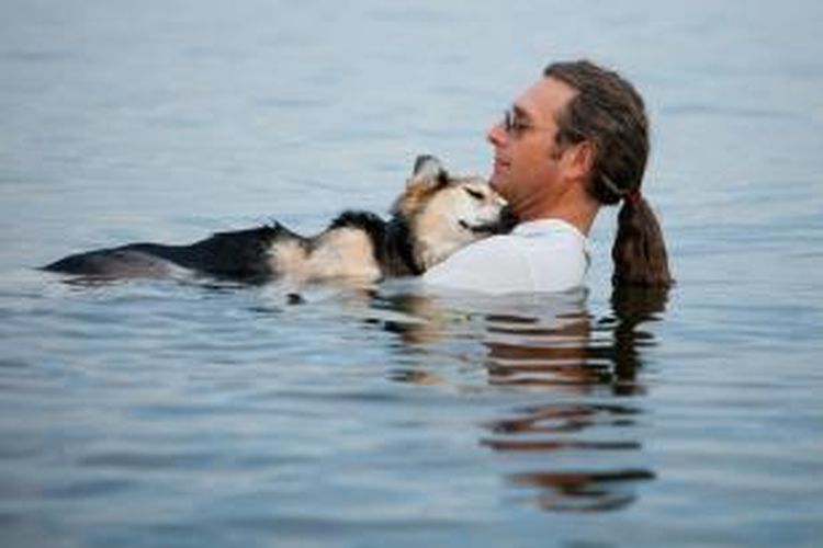 Schoep, anjing penderita radang sendi yang menjadi terkenal di dunia maya setelah fotonya saat berenang di Danau Superior, Amerika Serikat, beredar luas, mati di rumah pemiliknya, John Unger, di Minnesota.