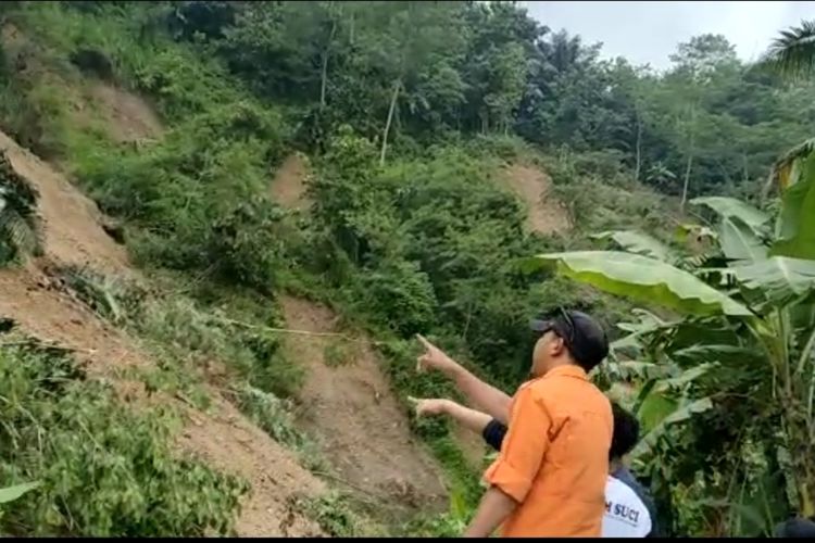 Petugas BPBD Kuningan bersama perangkat desa setempat meninjau lokasi longsor pasca longsor di bukit Pasirjati, Jumat (31/3/2023)