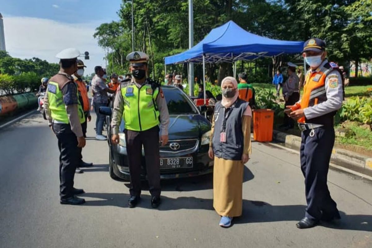 Kegiatan kepatuhan uji emisi kendaraan dilakukan Dinas Lingkungan Hidup DKI Jakarta bersama Dinas Perhubungan DKI Jakarta dan Kepolisian di Jalan Benyamin Sueb, Kemayoran, Jakarta Pusat, Selasa (22/2/2022).